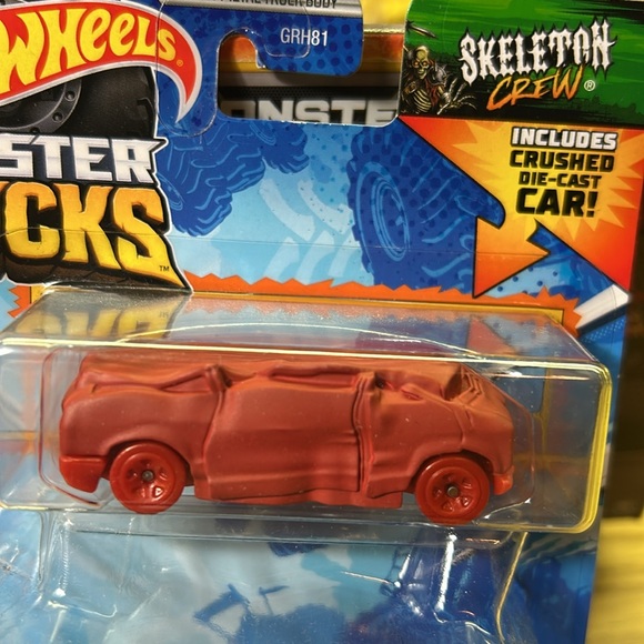 HOT WHEELS SKELETON CREW WITH CRUSHED DIE CAST CAR scale 1/64. - Picture 2 of 7
